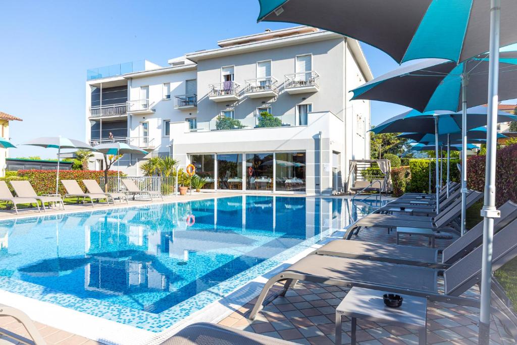 Bazén v ubytování Hotel Paradiso nebo v jeho okolí