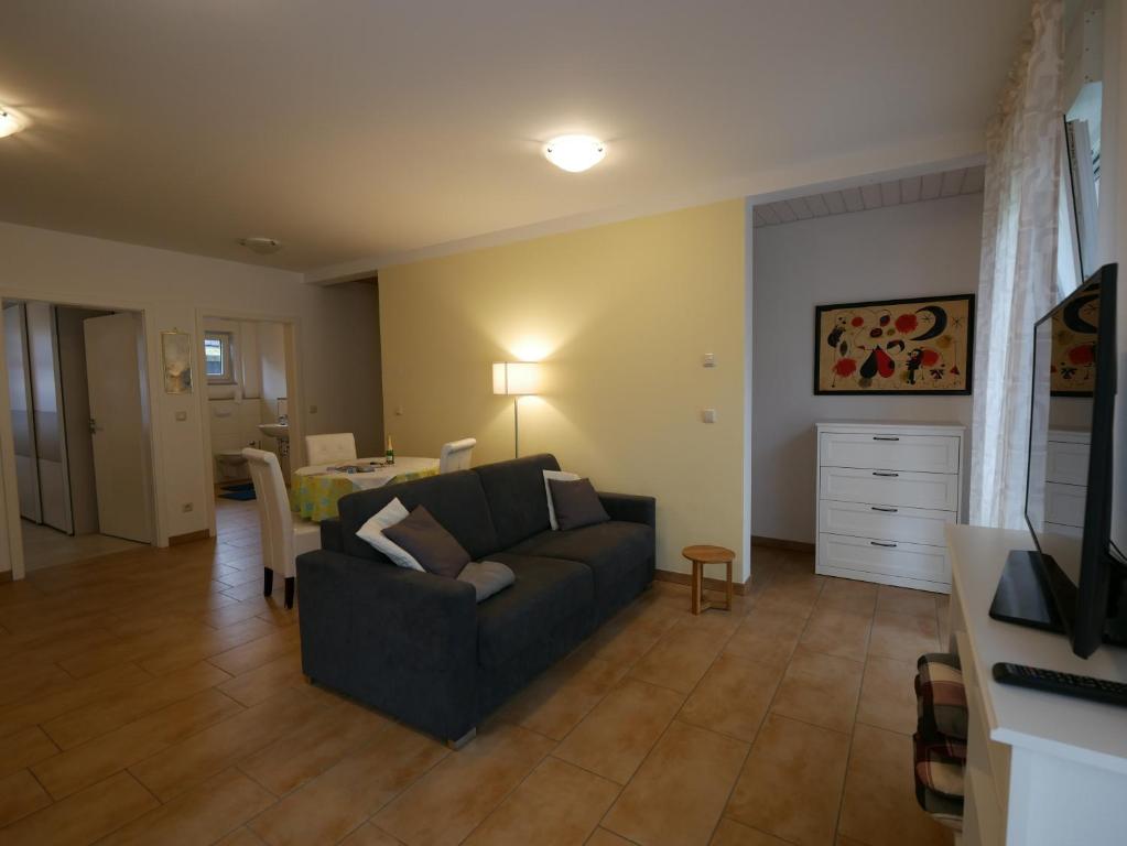 ドランスケにあるFerienhof Nonnevitzer Strandのソファとテーブルのあるリビングルーム