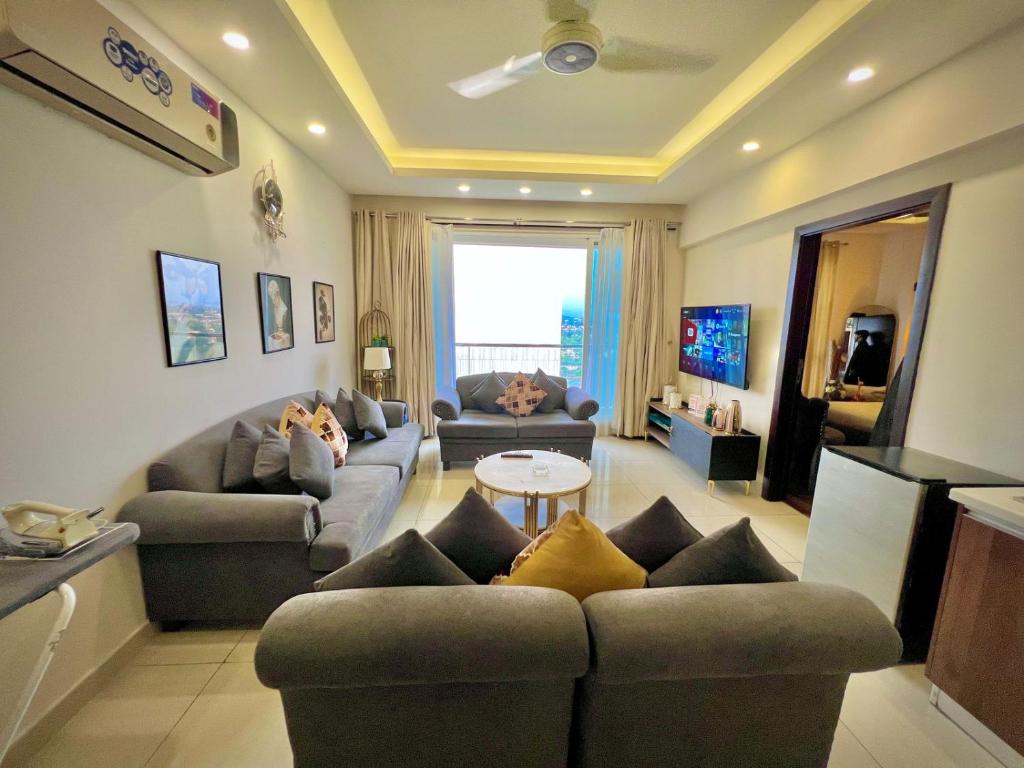 een woonkamer met twee banken en een tafel bij Luxury One Bedroom Apartments -Facing Centaurus Mall Islamabad in Dargai