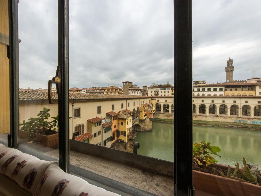 フィレンツェにあるCharming Suite Ponte Vecchio Viewの窓から市街の景色を望めます。