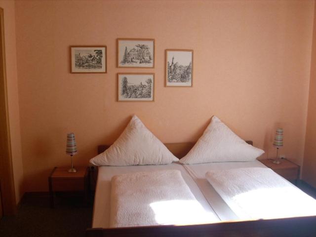 
Ein Bett oder Betten in einem Zimmer der Unterkunft Gasthof Kettler
