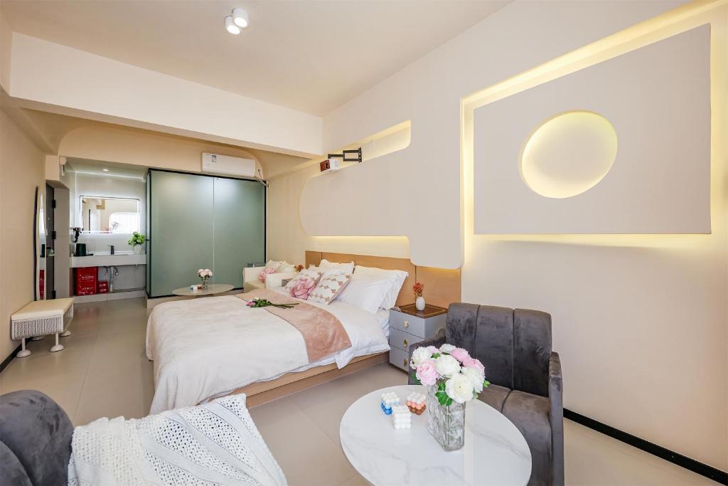 Postel nebo postele na pokoji v ubytování Baihong Riverview aparment-Chongqing Jiefangbei