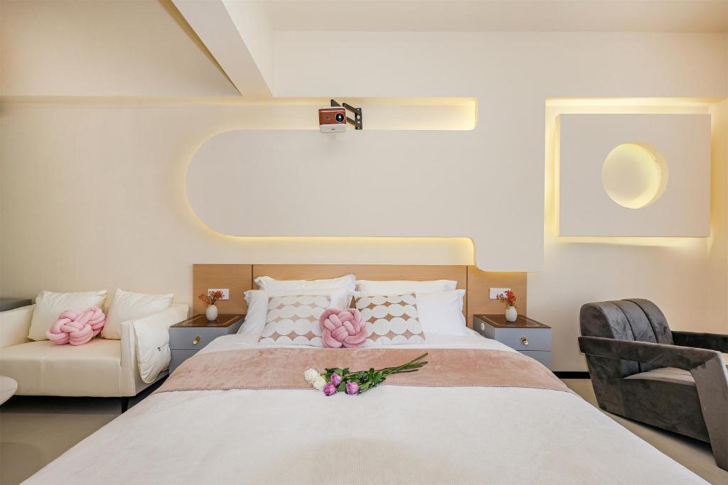 Postel nebo postele na pokoji v ubytování Baihong Riverview aparment-Chongqing Jiefangbei