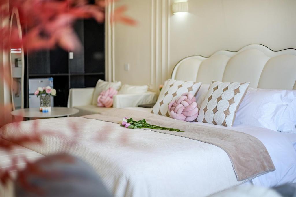 Postel nebo postele na pokoji v ubytování Baihong Riverview aparment-Chongqing Jiefangbei
