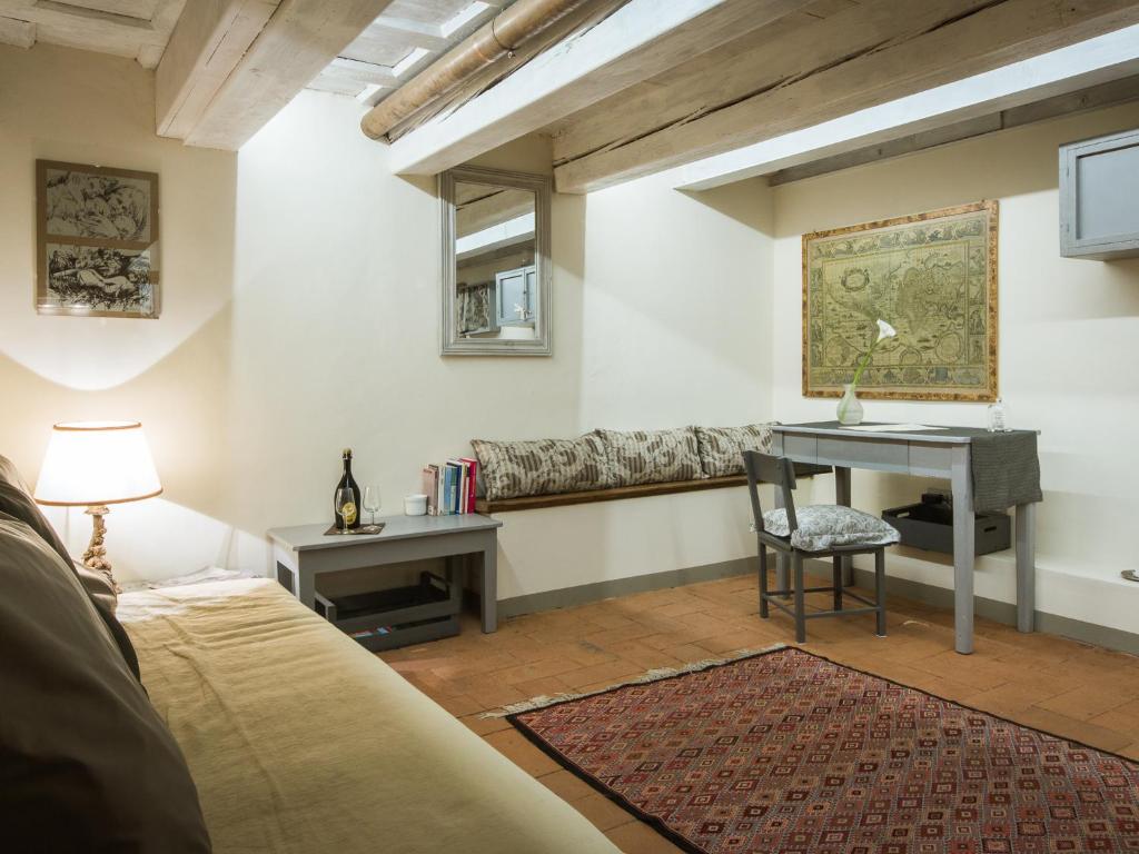 フィレンツェにあるCharming and cozy apartment via Maggioのリビングルーム(デスク、ソファ付)
