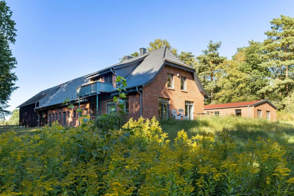 an old brick house in a field of flowers at Am Grasengrundsberg in Soltau