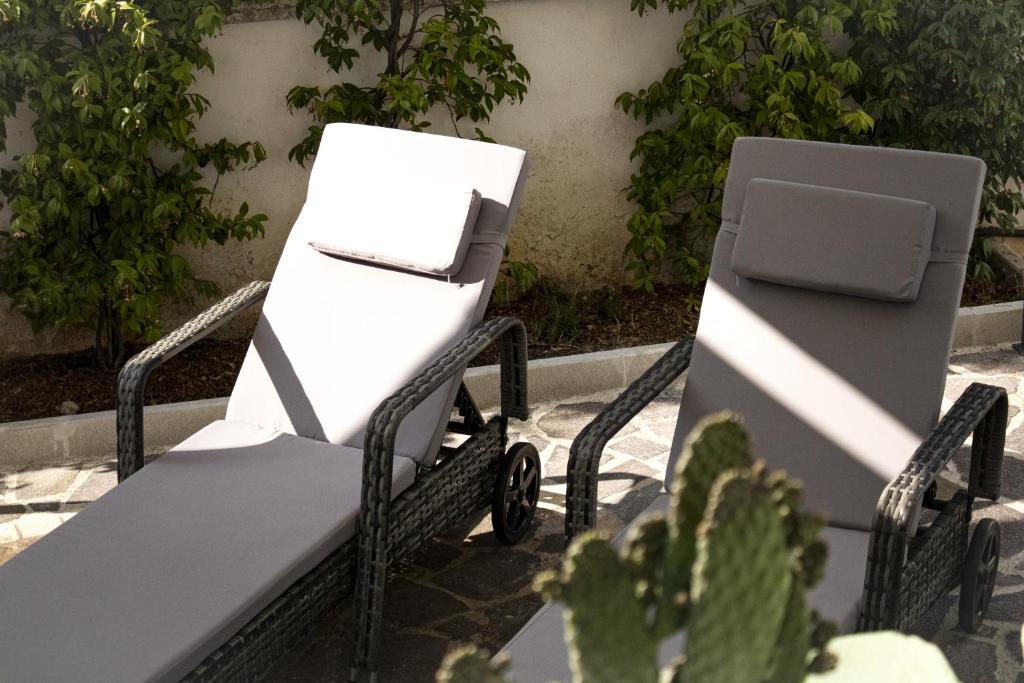 una silla blanca sentada junto a una mesa en Villa Elizabeth Bilocale, en Gallipoli