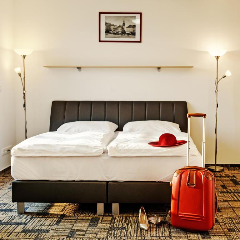Postel nebo postele na pokoji v ubytování eFi Palace Hotel