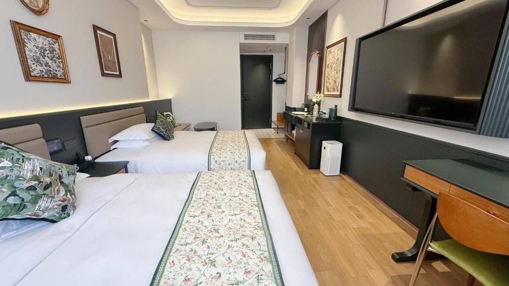 TV a/nebo společenská místnost v ubytování Vishan Garden Boutique Hotel 厦门维尚花园潮宿 中山路步行街店
