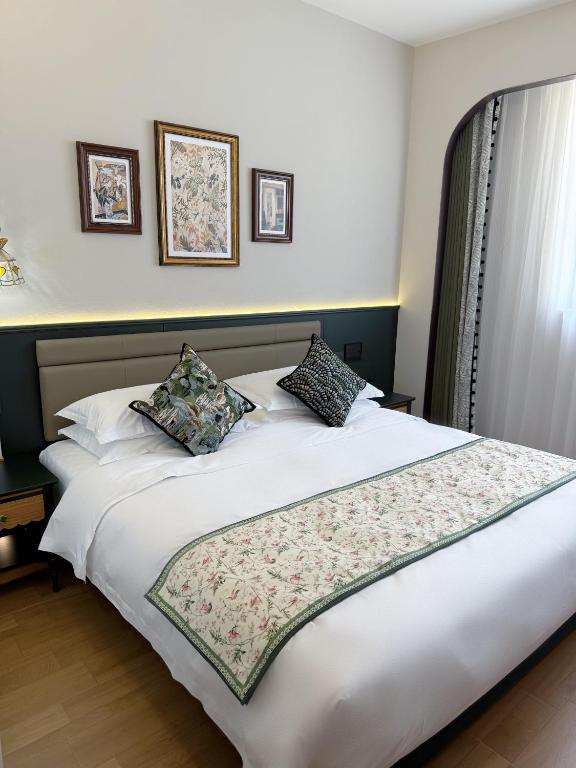 Postel nebo postele na pokoji v ubytování Vishan Garden Boutique Hotel 厦门维尚花园潮宿 中山路步行街店