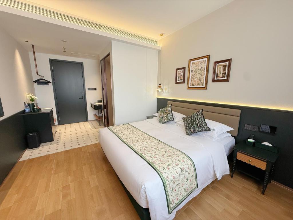 Postel nebo postele na pokoji v ubytování Vishan Garden Boutique Hotel 厦门维尚花园潮宿 中山路步行街店