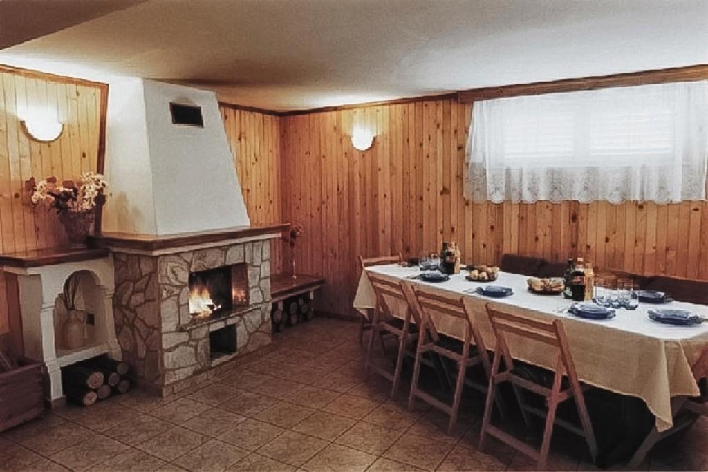 une salle à manger avec une table et une cheminée dans l'établissement Villa Srebarna, à Srebŭrna