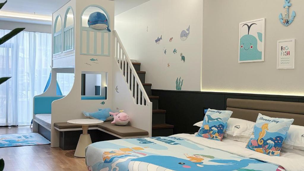 Postel nebo postele na pokoji v ubytování Vishan Garden Boutique Hotel 厦门维尚花园潮宿 中山路步行街店