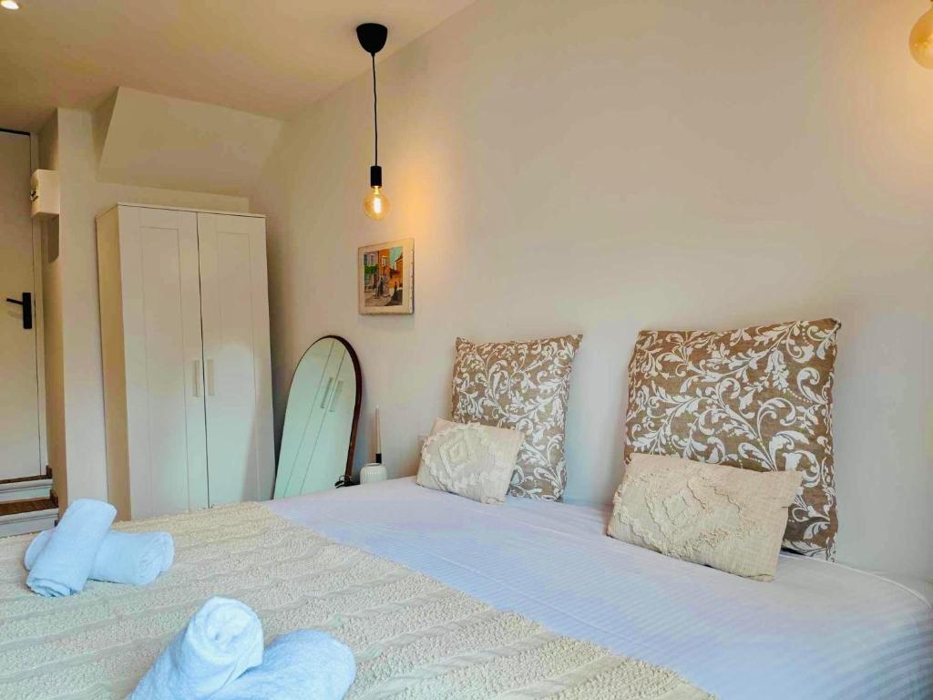 une chambre avec un lit avec des serviettes dessus dans l'établissement L'appart Tomey, à Carcassonne