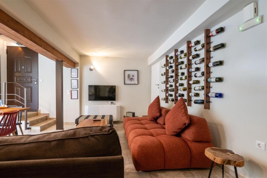 Televízia a/alebo spoločenská miestnosť v ubytovaní Garden Cellar - Kalamata Mediterranean Villas