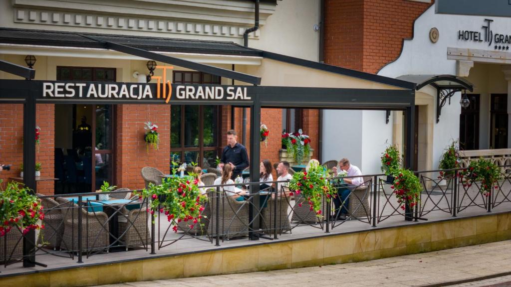 Reštaurácia alebo iné gastronomické zariadenie v ubytovaní Grand Sal