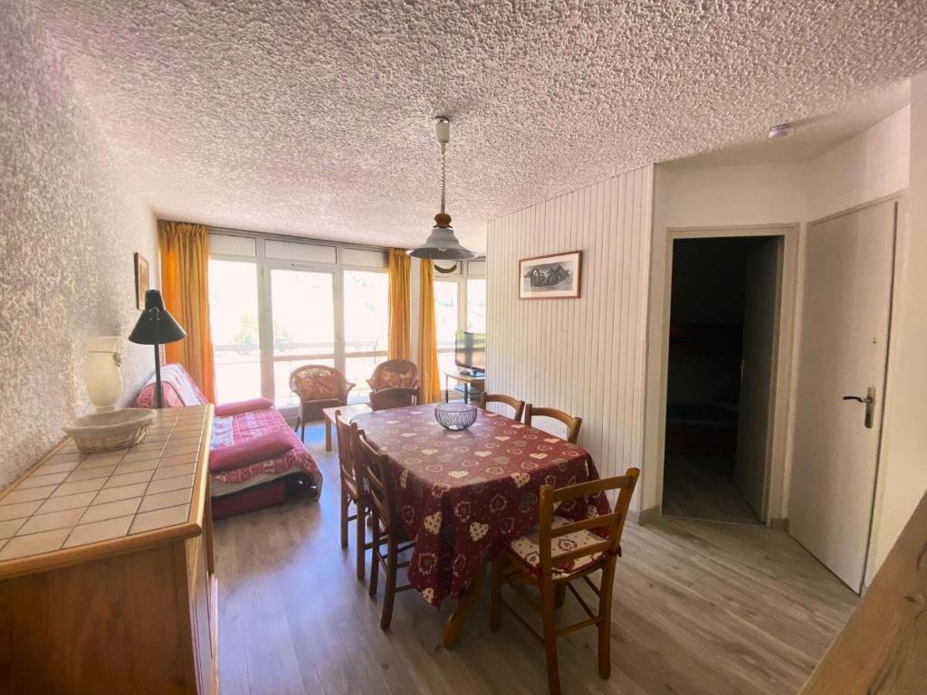 une salle à manger avec une table, des chaises et un canapé dans l'établissement Résidence Diamant 1 - Chaleureux T3 centre station, avec vue sur les pistes MAE-5381, à Vénosc