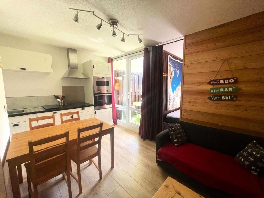 - une cuisine et une salle à manger avec une table et un canapé dans l'établissement Résidence Arc En Ciel C - Appartement de charme pour 4 personnes idéalement situé dans un secteur calme proche des pistes MAE-5561, à Vénosc