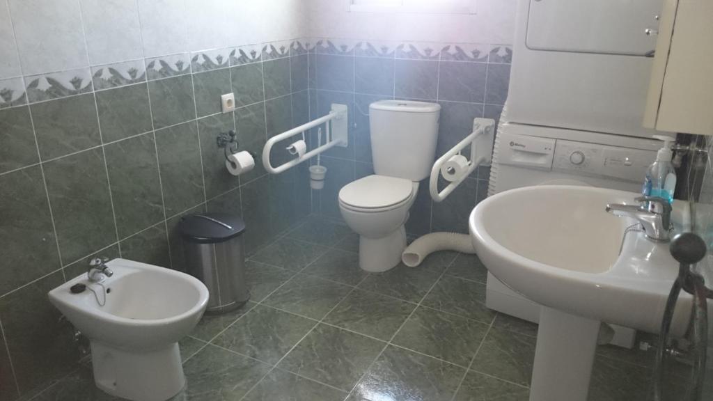 A bathroom at Hostal la Encina