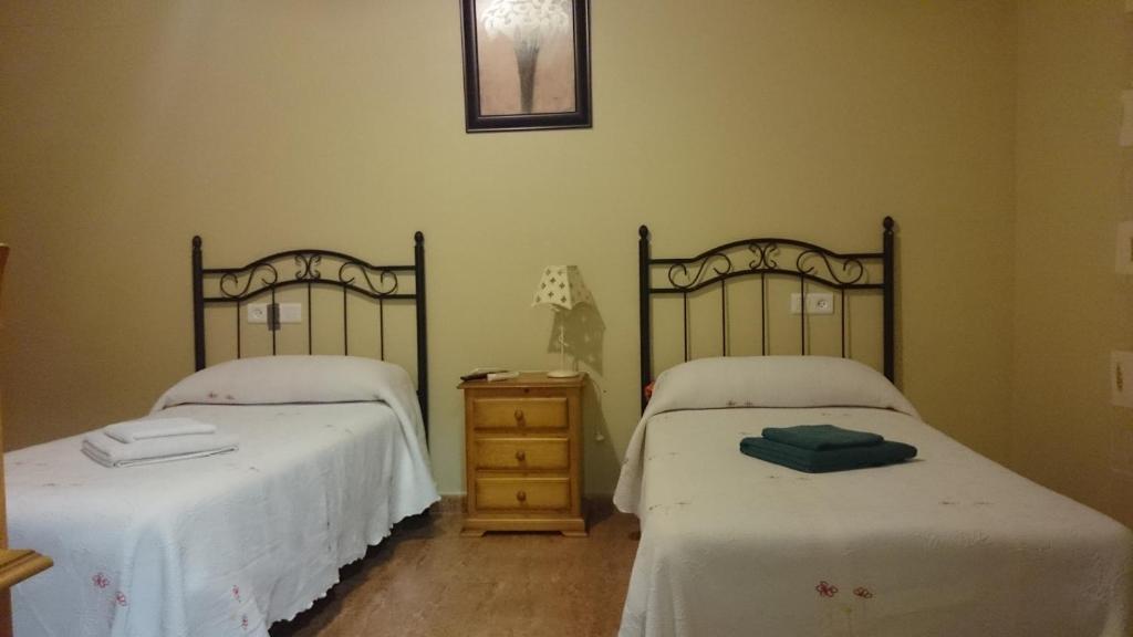 A bed or beds in a room at Hostal la Encina