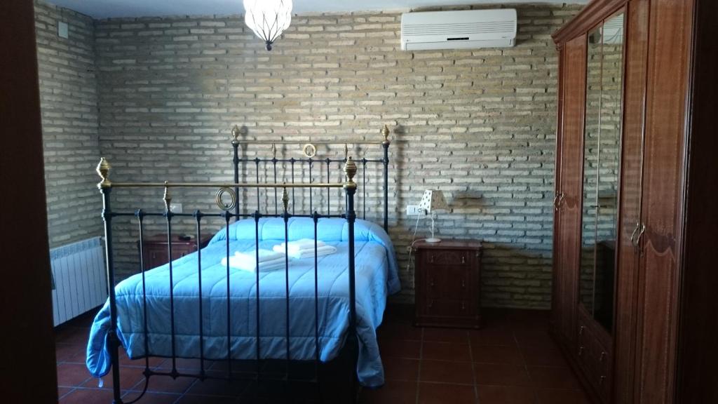 A bed or beds in a room at Hostal la Encina