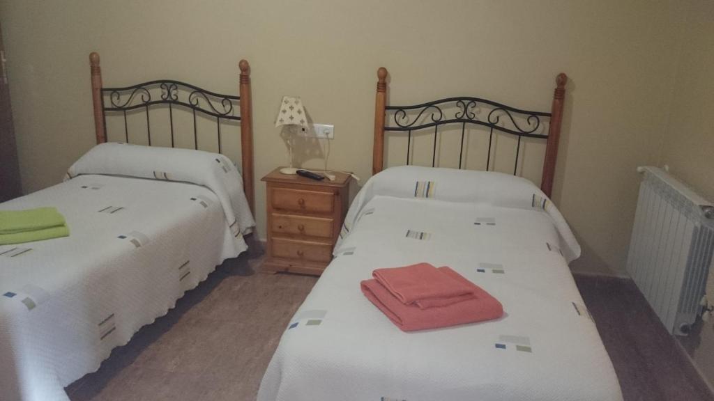 A bed or beds in a room at Hostal la Encina