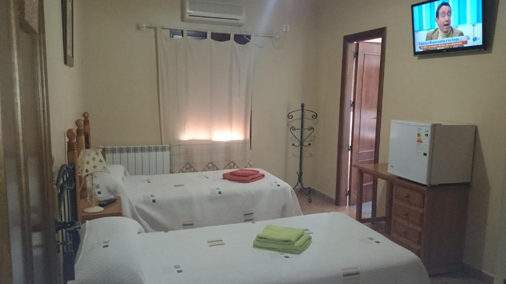 A bed or beds in a room at Hostal la Encina