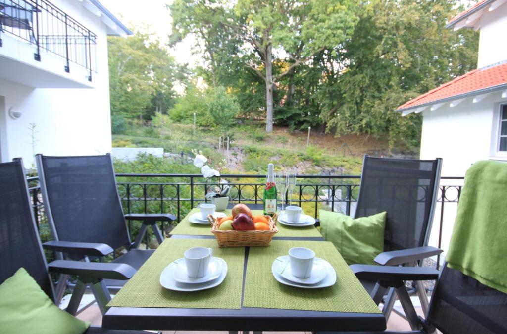 a table with a basket of fruit on a balcony at Haus Meeresblick - Ferienwohnung Am Strand (Ref. 128682u1) in Baabe