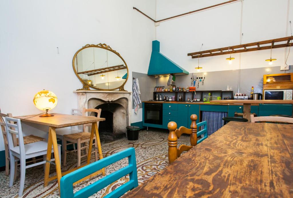Kuchyň nebo kuchyňský kout v ubytování OStellin Genova Hostel