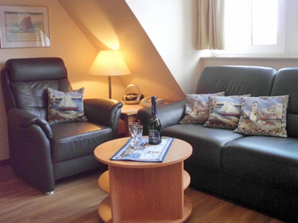 ユイストにあるStrandburg Juist - Apartment 301 (Ref. 50969)のリビングルーム(ソファ、椅子、テーブル付)