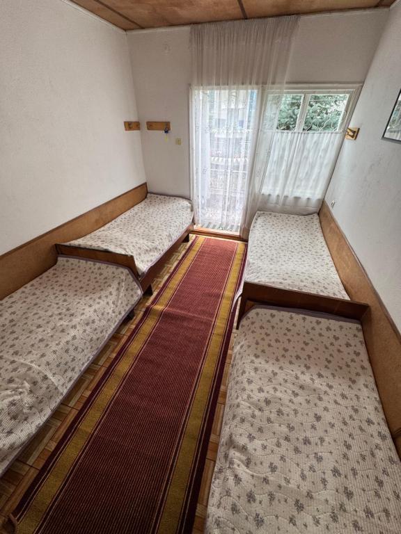 Postel nebo postele na pokoji v ubytování Kosmos