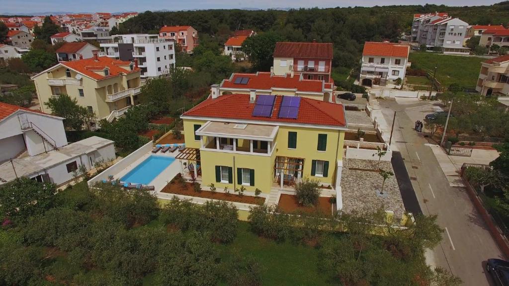 een luchtzicht op een huis met een zwembad bij Navigantes Superior in Zadar