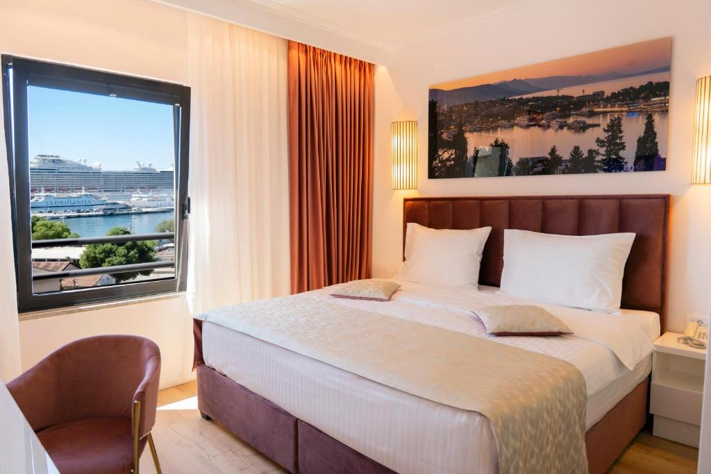 
Standard Double Room with Partial Sea View
