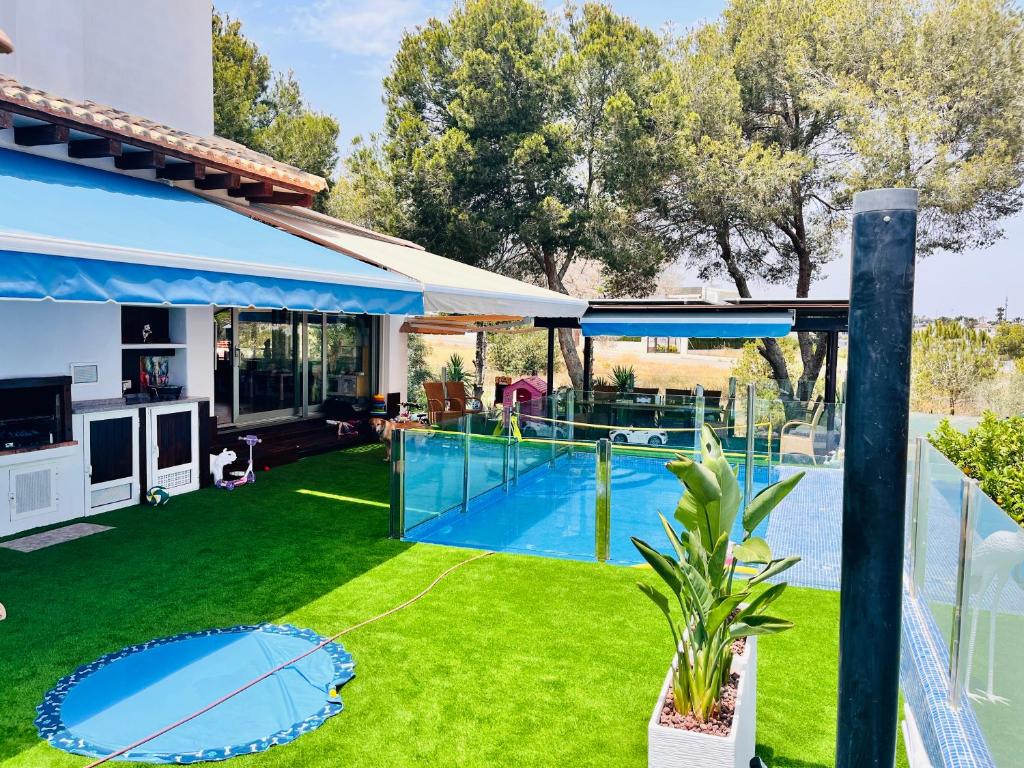 a house with a swimming pool in a yard at CHALET MÁGICO en Orihuela Costa in Los Dolses