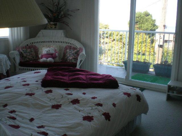 Een bed of bedden in een kamer bij Island View B&B