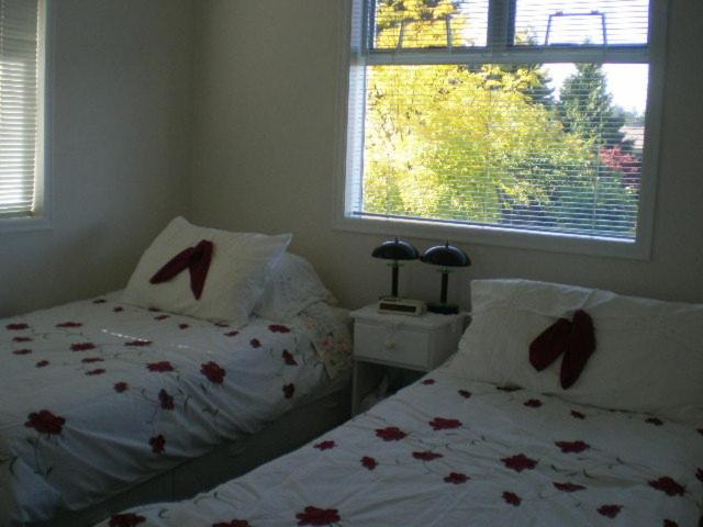 Een bed of bedden in een kamer bij Island View B&B
