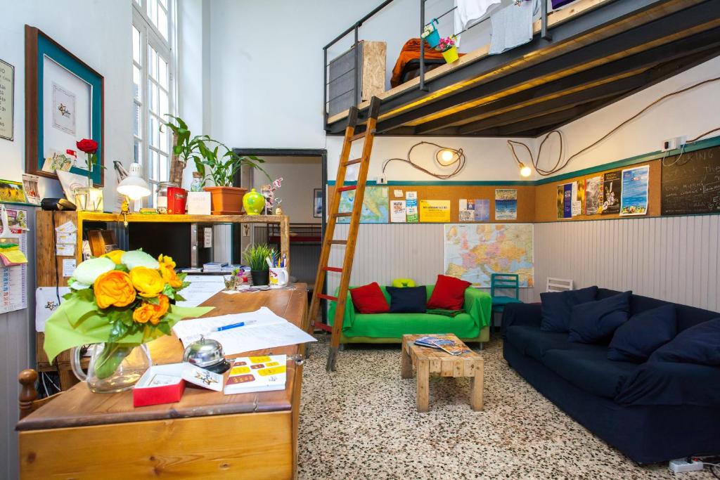 ein Wohnzimmer mit einem Sofa und einem Hochbett in der Unterkunft OStellin Genova Hostel in Genua