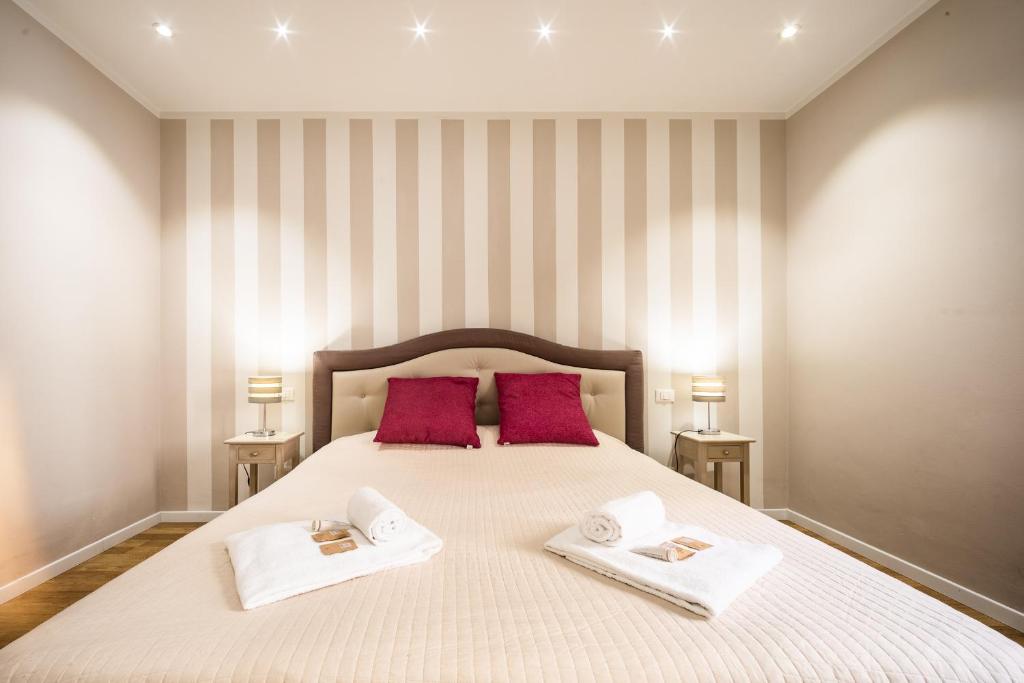 Un dormitorio con una cama con dos toallas encima. en Suite Santa Eufemia 2 - VICINO ARENA, en Verona