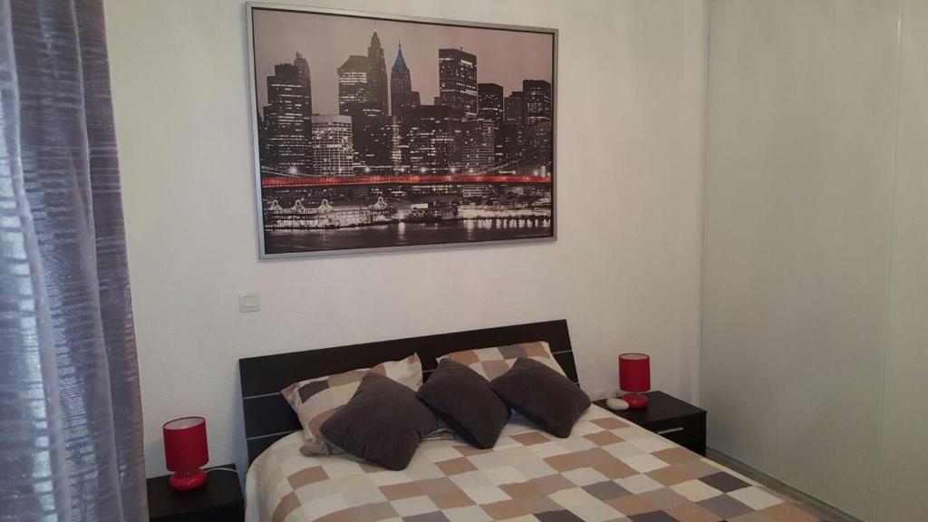 - une chambre dotée d'un lit avec une photo sur le mur dans l'établissement Cite Espace Apartment, à Toulouse