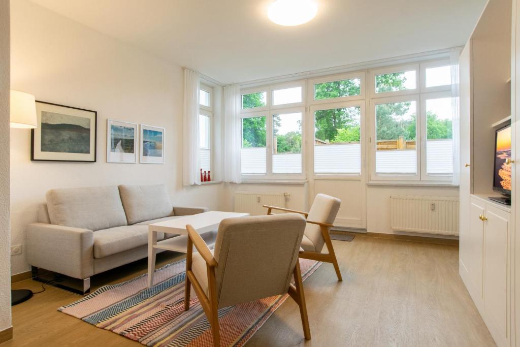 ein Wohnzimmer mit einer Couch und einem Tisch in der Unterkunft Villa Aegir Villa Aegir 002 in Heringsdorf