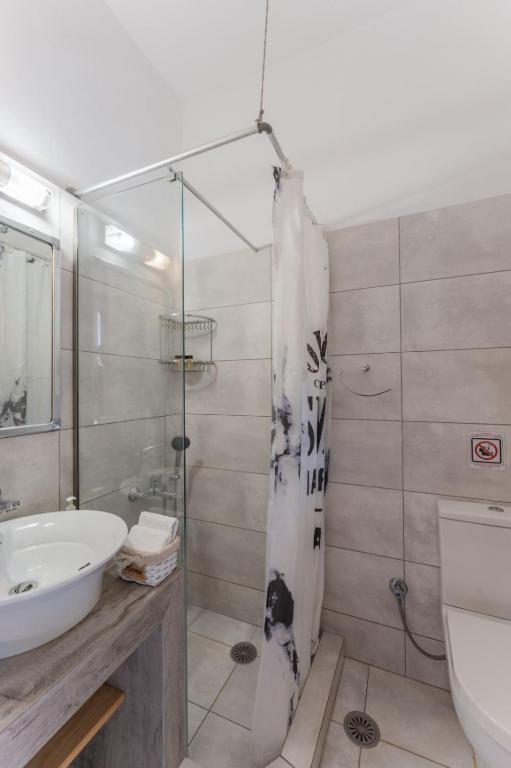łazienka z umywalką i prysznicem w obiekcie SKYROS AVRA Residences w mieście Skiros