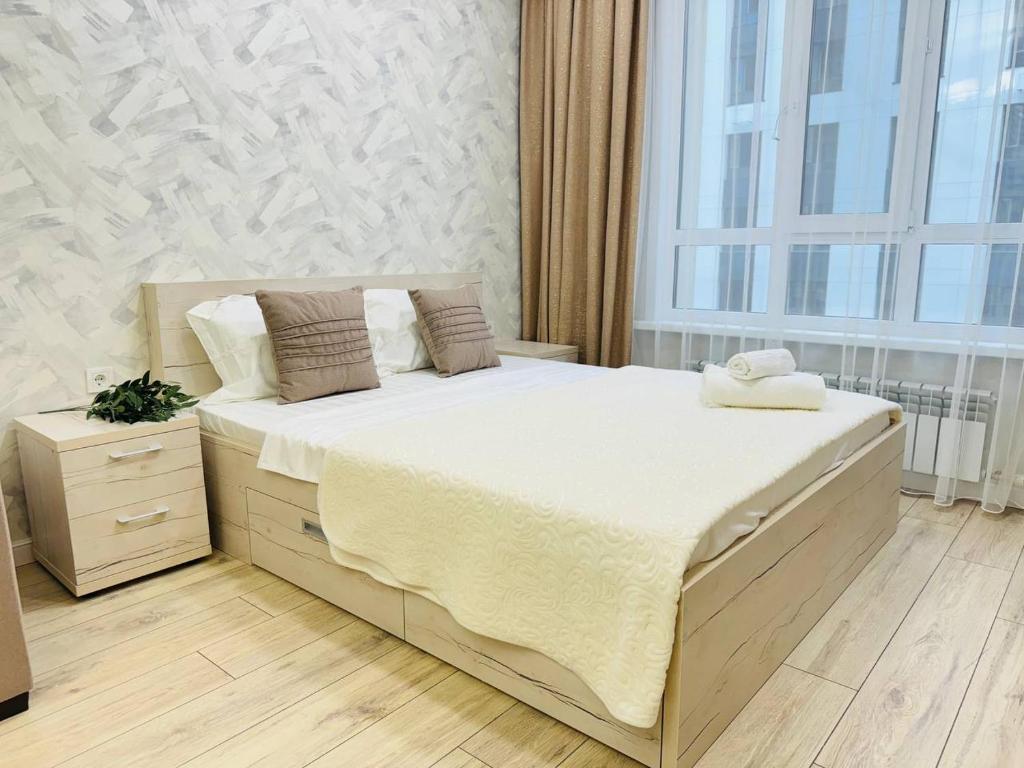 Ένα ή περισσότερα κρεβάτια σε δωμάτιο στο Almatym 22 Apartment