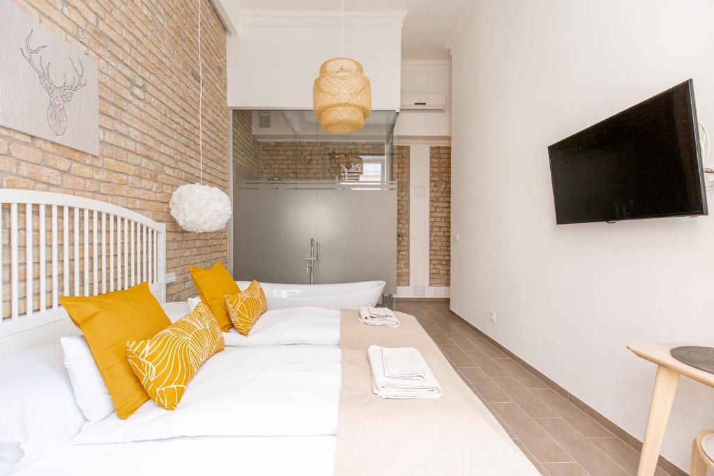 TV a/nebo společenská místnost v ubytování Eiffel Apartment