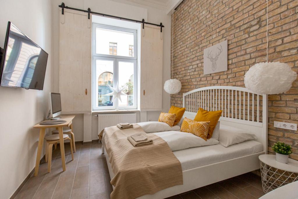 Postel nebo postele na pokoji v ubytování Eiffel Apartment