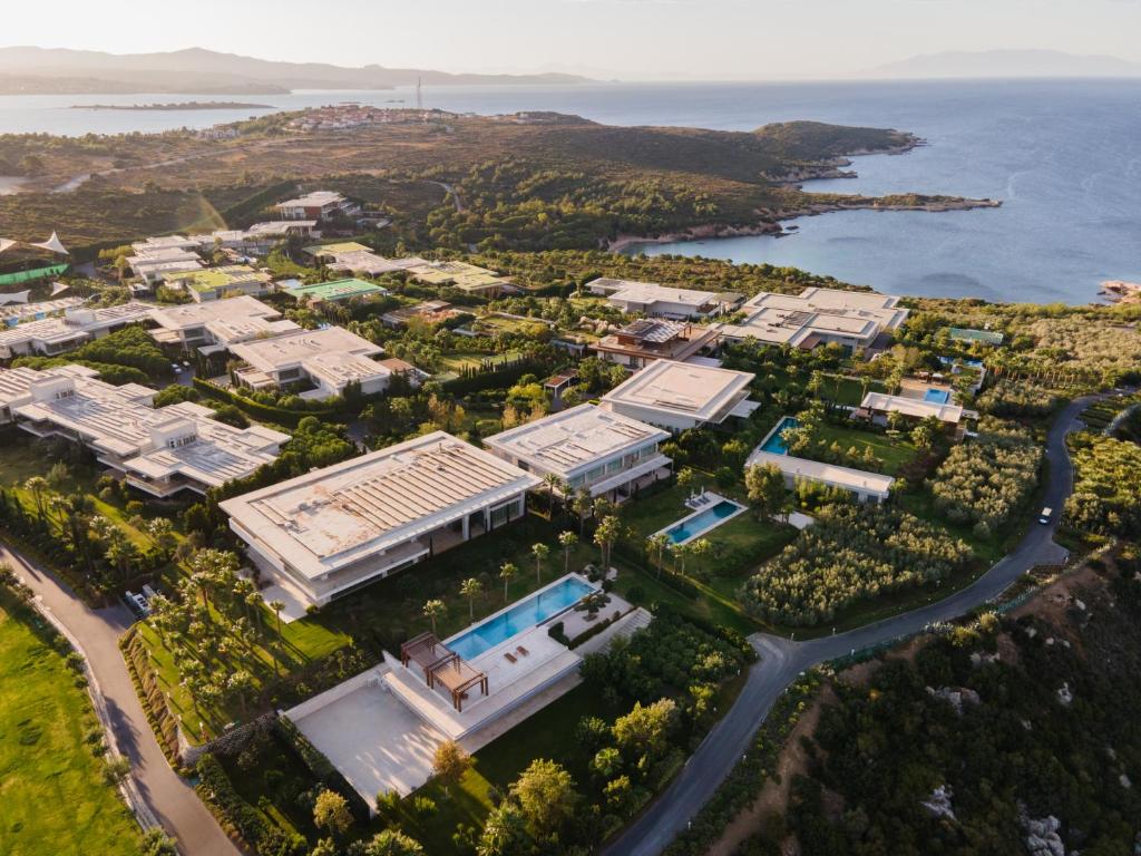 セェフェリヒサールにあるHiddenbay Teos Hotelの海に面したリゾートの航空写真
