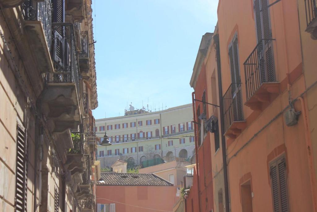 カリアリにあるAD Villanova Cagliariの二棟の間の路地の眺め