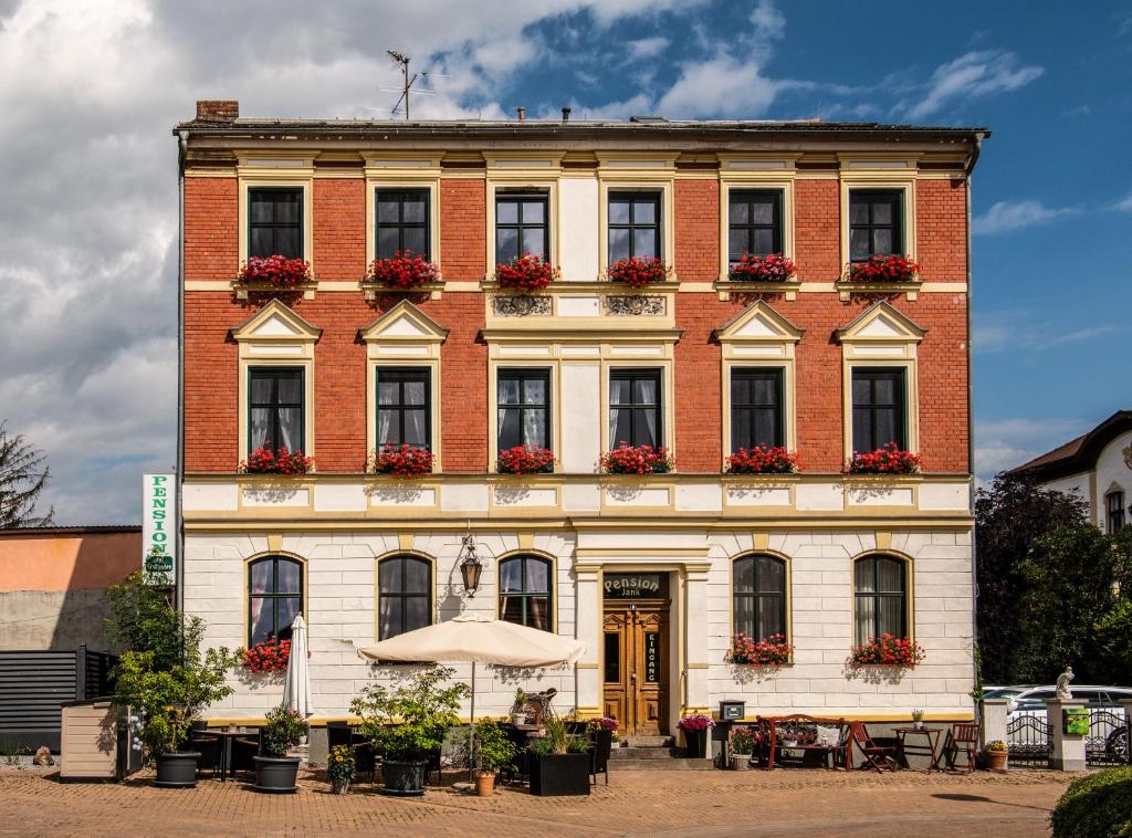 a building with an umbrella in front of it at Pension "Am Stadtgraben" in Lübbenau