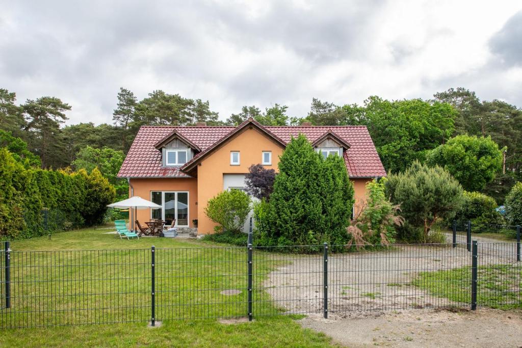 a house with a fence in front of it at Ferienhaus Paul in Trassenheide