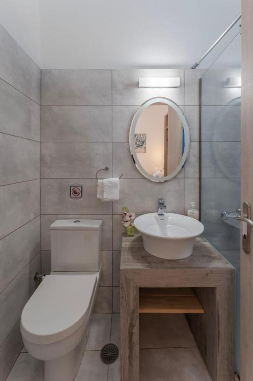 Łazienka w obiekcie SKYROS AVRA Residences