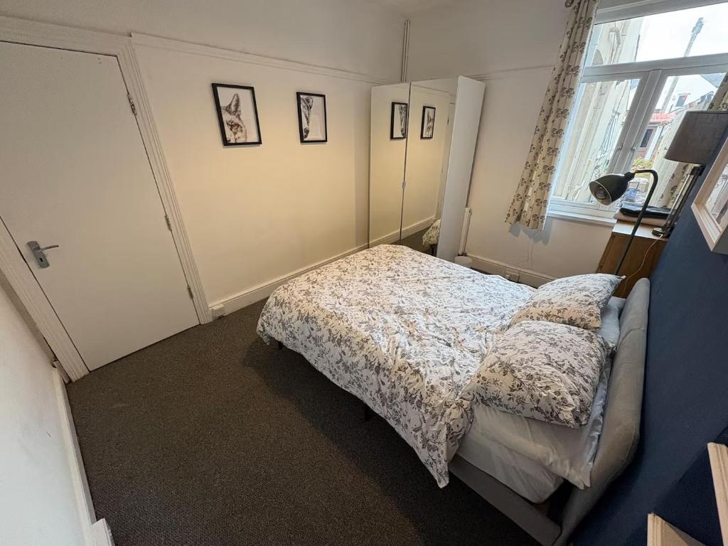 a small bedroom with a bed and a window at Room in Cardiff City near Hospital in Cardiff